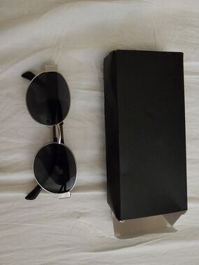 Black Round Metal Frame Sunglasses - Women